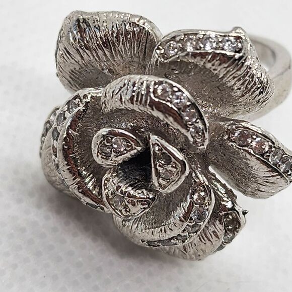 Vera & Co Brass Silver Tone & Clear Cubic Zirconia Flower Ring (5) - Picture 7 of 8